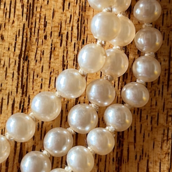 Triple strand faux pearl necklace - Picture 5 of 11